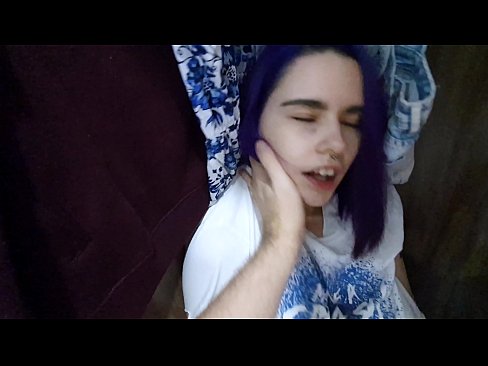 ❤️ Leidsin oma õe kapist ja aitasin tal cumida Seksivideo at porn et.pornhills-com.ru ☑